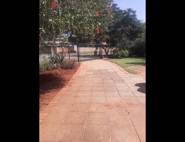 4 BEDROOM PROPERTY TO RENT IN LAKEFIELD